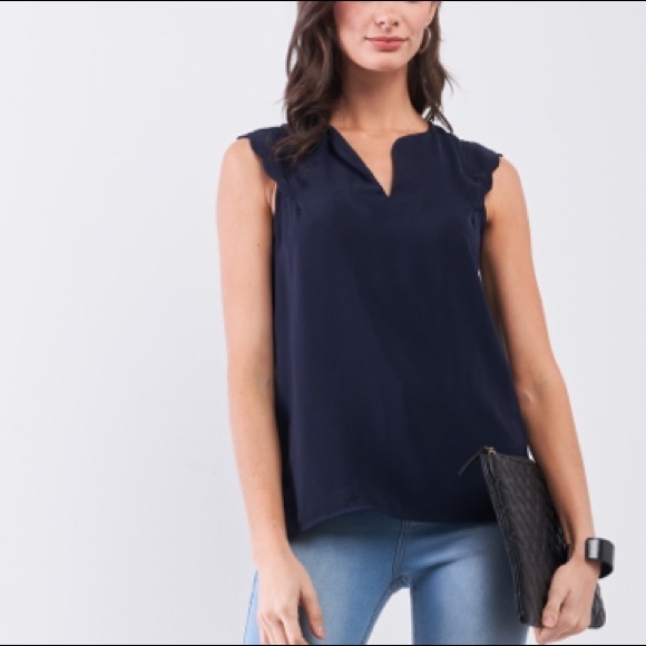 Scalloped hem top - Picture 3 of 4